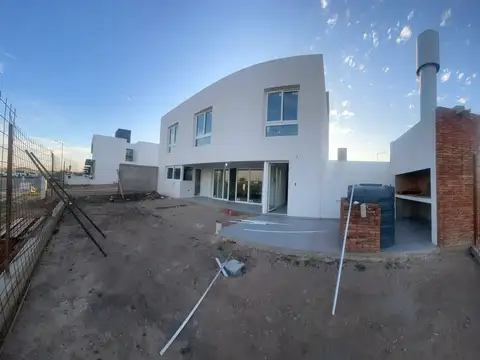 VENTA DE CASA A ESTRENAR DE 3 DORMITORIOS EN PRADOS DE MANANTIALES