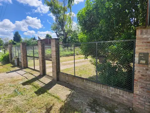 Casa 3 ambientes, con amplio terreno en venta.
