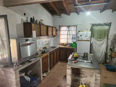 Casa 3 ambientes, con amplio terreno en venta.