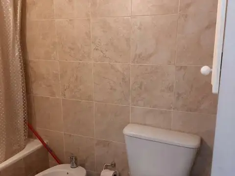 AMPLIO MONOAMBIENTE CON COCHERA - CASEROS CENTRO - VENTA