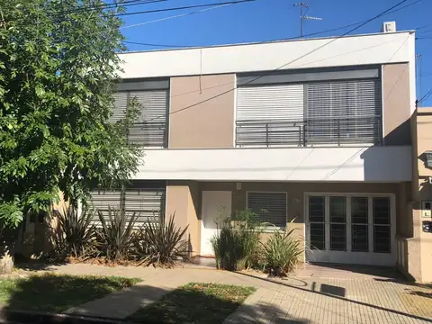 CASA EN PH 3 AMB CON JARDIN Y QUINCHO