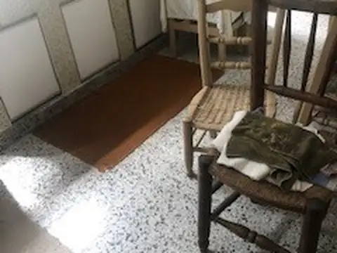 CASA CON LOCAL -DEPOSITO-DOBLE ACCESO- TERRAZA- AMPLIOS AMBIENTES -CARPINTERIA DE CALIDAD