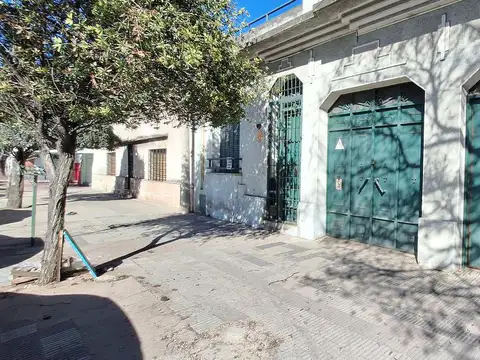 CASA EN VENTA 3 DORMITORIOS A RECICLAR O IDEAL DEPÓSITO BARRIO PUEYRREDON