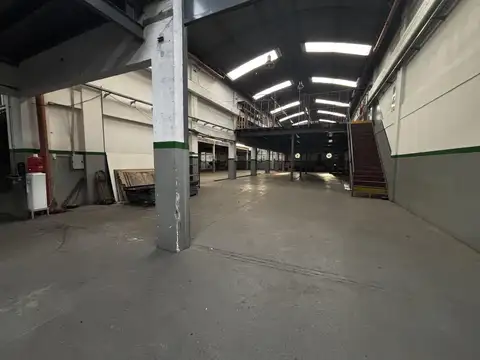 Depósito de 2000 metros con triple entrada en BANFIELD Alquiler