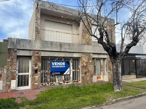 CASA AL FRENTE DE DOS PLANTAS + CASA INTERNA A RECICLAR