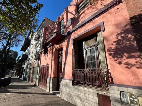 CASA EN VENTA 5 AMB. Y DEPTO 2 AMB, EN VILLA LURO.