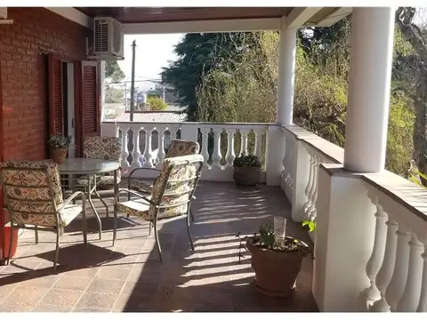 VENTA CASA 5 ambientes c/parque Florencio Varela