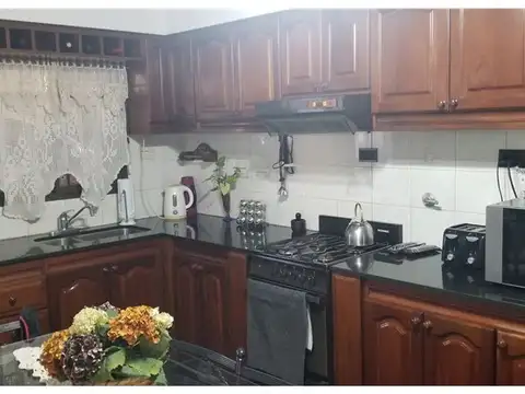 Casa 6 ambientes con 2 baños