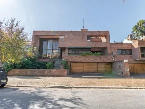 Casa en venta de 7 ambientes, 3 cocheras en Belgrano R. Opcion compra en block casa lindera