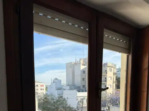 Excelente Oficina Comercial Amoblada en Zona Norte.