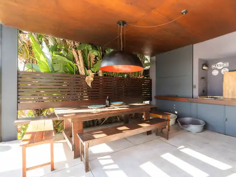 Casa 8 ambientes con 4 baños