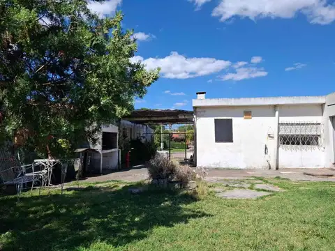 VENTA CASA CON FONDO VERDE, PARRILLERO Y COCHERA