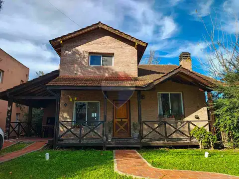 Casa en Venta con 2 cocheras