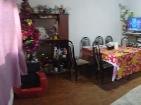 Vendo casa con galpón y monoambiente