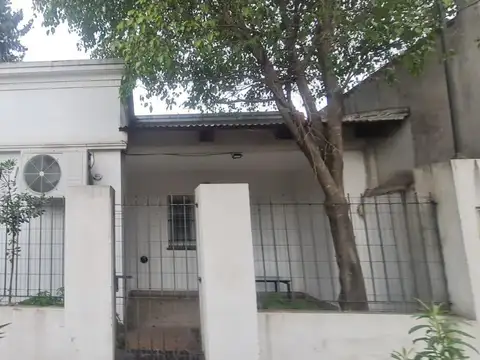 Casa Americana sobre lote en Esquina. Partido de Moreno