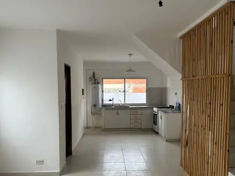 Depto Tipo Casa en Alquiler en Sarandi, $ 950.000