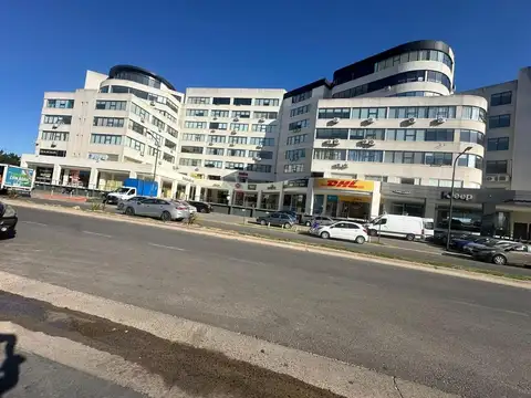 Venta de Local Comercial Apto Gastronomía .-