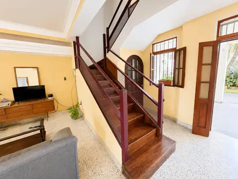 Casa 8 ambientes con 3 baños