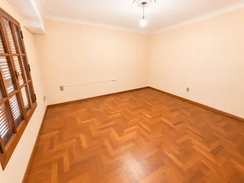 Gran Casa 8 ambientes, zona Parque Garay