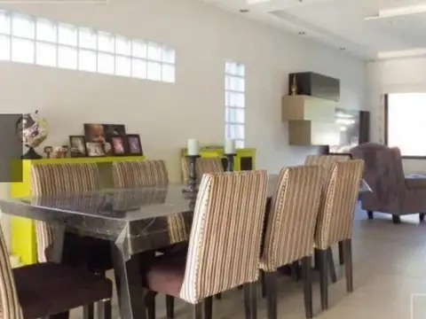 Casa 6 ambientes con 2 baños
