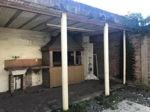 CASA SOLO PARA DESTINO COMERCIAL - HURLINGHAM (5º ESQUINAS)