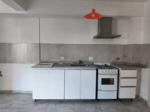 DEPARTAMENTO MONOAMBIENTE CON BALCÓN Y VISTA LATERAL. RAQUEL ESPAÑOL 260 AVELLANEDA.