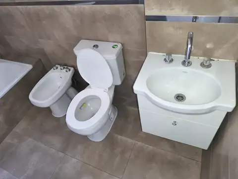 DEPARTAMENTO MONOAMBIENTE CON BALCÓN Y VISTA LATERAL. RAQUEL ESPAÑOL 260 AVELLANEDA.