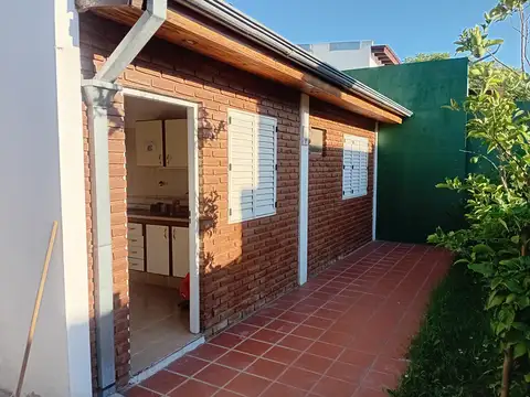 Departamento dos ambientes con entrada de auto a 7 cuadras de estación.