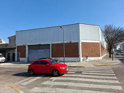 Depósito en Pompeya esquina Av. Perito Moreno y Alberto Einstein. 