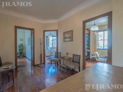 Departamento en esquina. Amplia recepción, 5 ambientes muy luminosos con ventanas al frente.