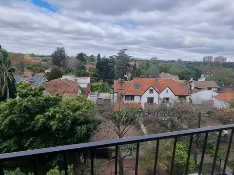 Departamento VENTA SAN ISIDRO CENTRO 5to piso al FRENTE MUY LUMINOSO 3 ambientes al frente sobre amblio balcón de 9 metros con COCHERA fija y cubierta 2 bauleras individuales bajas expensas