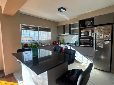 Casa 5 ambientes con 4 baños