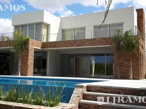 Casa a la laguna con 4 dormitorios  en venta  en Santa Barbara