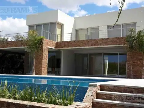 Casa a la laguna con 4 dormitorios  en venta  en Santa Barbara