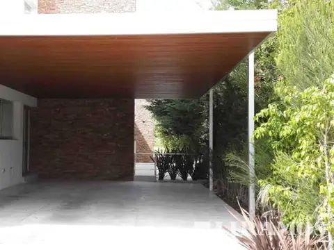 Casa 6 ambientes con 4 baños