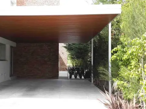 Casa 6 ambientes con 4 baños