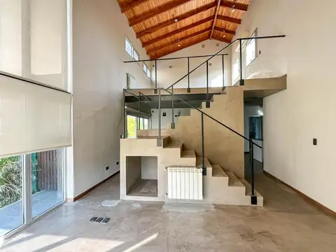 Casa en Alquiler con 2 cocheras