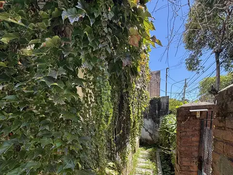 Terreno en  8,66 x 21,13 apto duplex. Olivos.