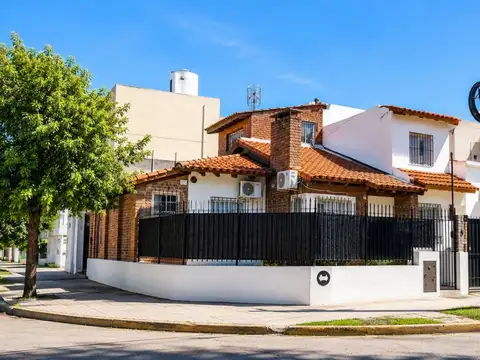 CASA DE 3 AMB CON  2 PATIO Y TERRAZA Y GARAGE CUBIERTO