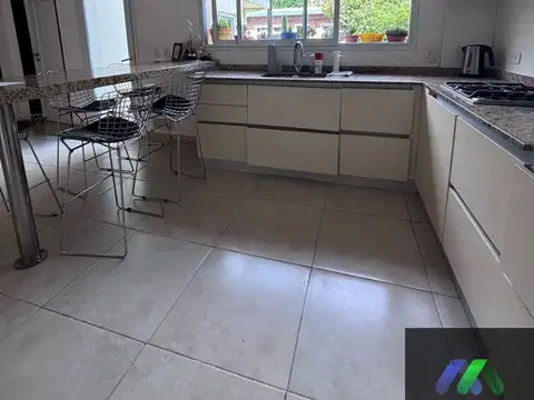 Casa 6 ambientes con 3 baños