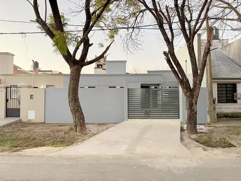 Casa en VENTA 3 dormitorios  y Cochera Lote 200m2 FISHERTON