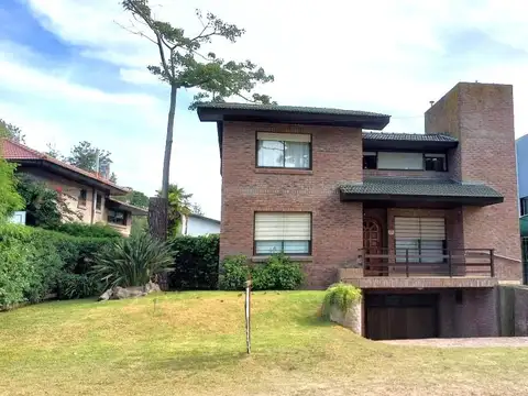 Casa - Venta - Villa Gesell - 4 Ambientes - Garage - gas Natural 