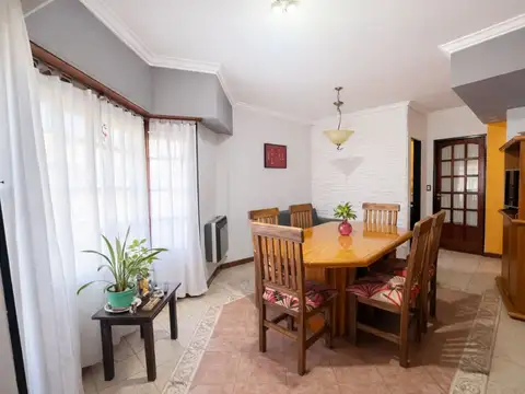 TRÍPLEX 5 AMBIENTES EN VENTA RAMOS MEJÍA /COCHERA
