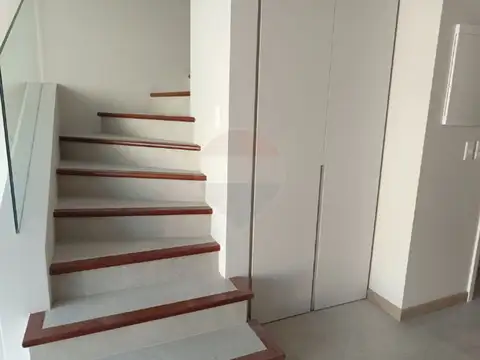Casa en Alquiler con 2 cocheras