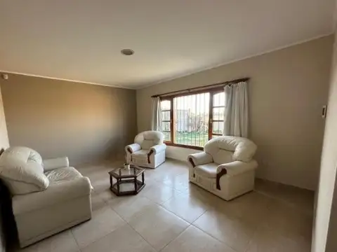 Casa en Venta con 3 cocheras