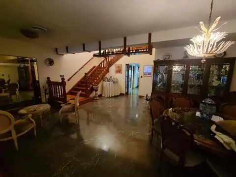 CASA DE GRAN TAMAÑO – IDEAL PARA DOS O TRES FAMILIAS – PATIO Y ESPACIO VERDE