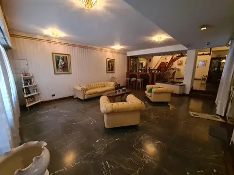 CASA DE GRAN TAMAÑO – IDEAL PARA DOS O TRES FAMILIAS – PATIO Y ESPACIO VERDE