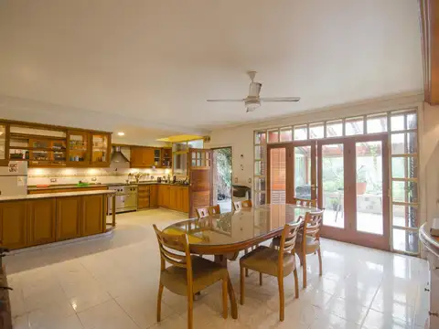 Casa 6 ambientes con 2 baños