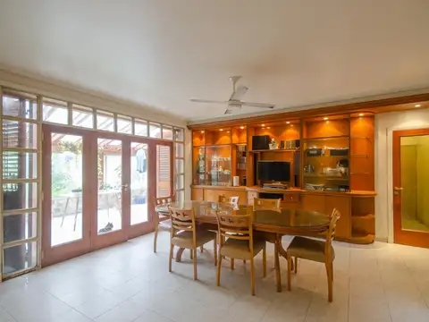 Casa en Venta con 3 cocheras