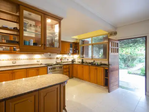 Casa 6 ambientes en venta en Quilmes Oeste